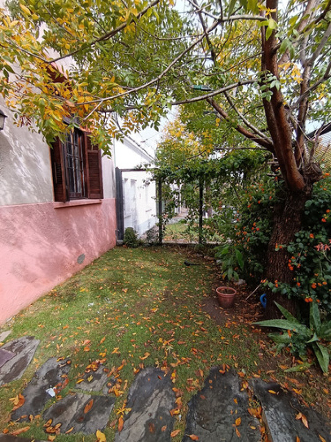 Casa ID.11273 - Venta Casa La Blanqueada 4 Cuartos Jardin Cochera Parrillero Horno Barro