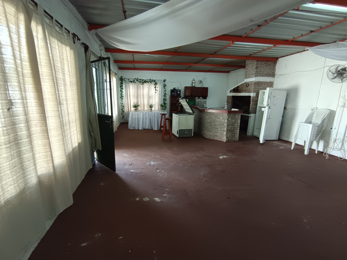 Casa ID.13104 - Venta Casa 3 Dormitorios Con Gran Terreno de 904 M2 Barbacoa Y Cochera Para 6 Autos En Belvedere