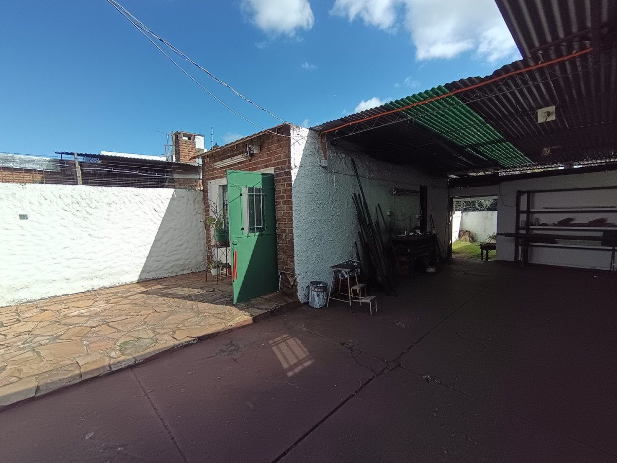 Casa ID.13104 - Venta Casa 3 Dormitorios Con Gran Terreno de 904 M2 Barbacoa Y Cochera Para 6 Autos En Belvedere