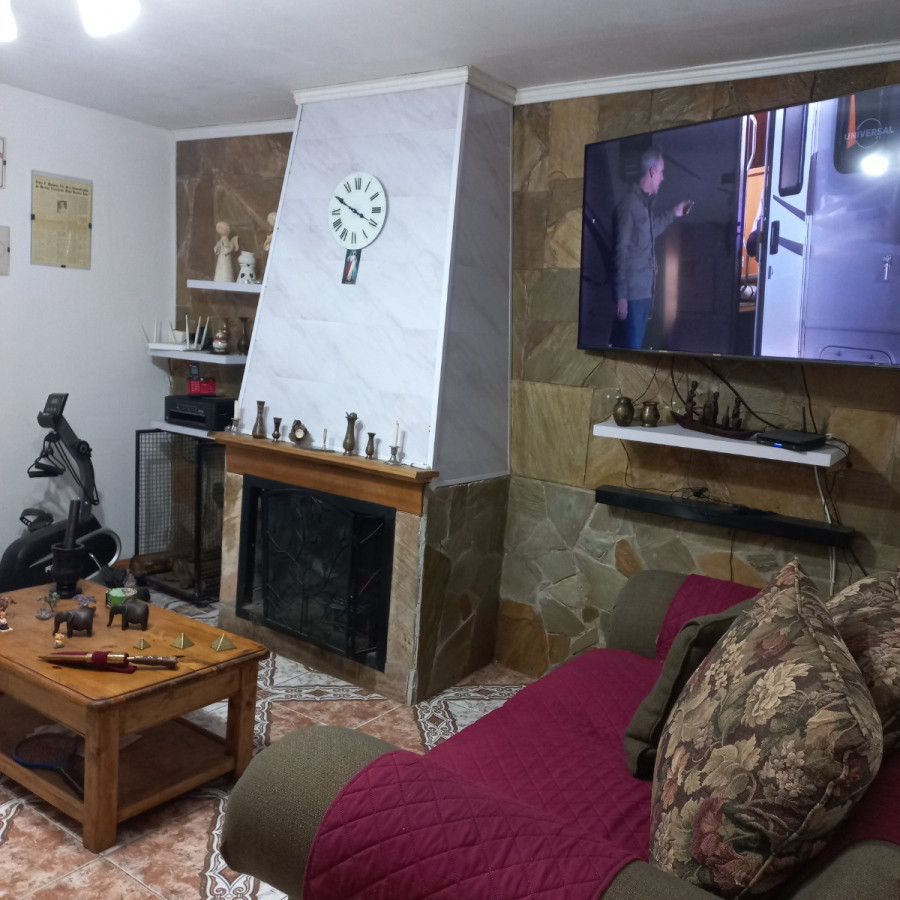 Casa ID.8307 - Casa Grande En Venta 2 Dormitorios Parrillero Garage Colon