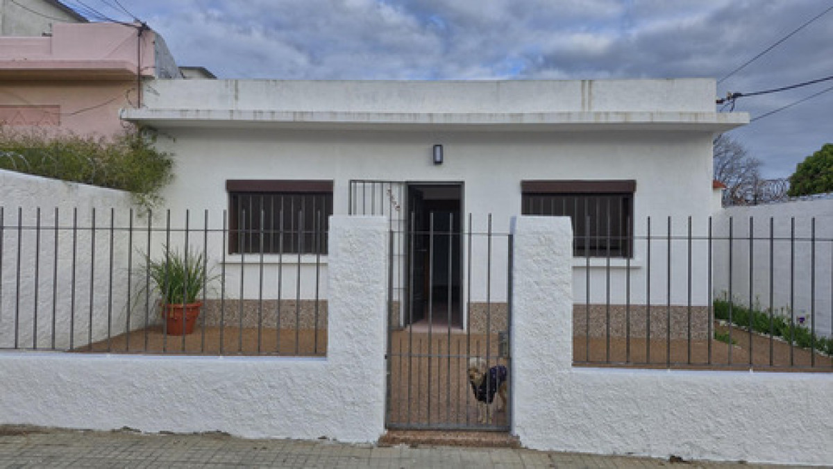 Casa ID.10713 - Alquiler Casa 2 Dormitorios Frente y Fondo En Parque Batlle