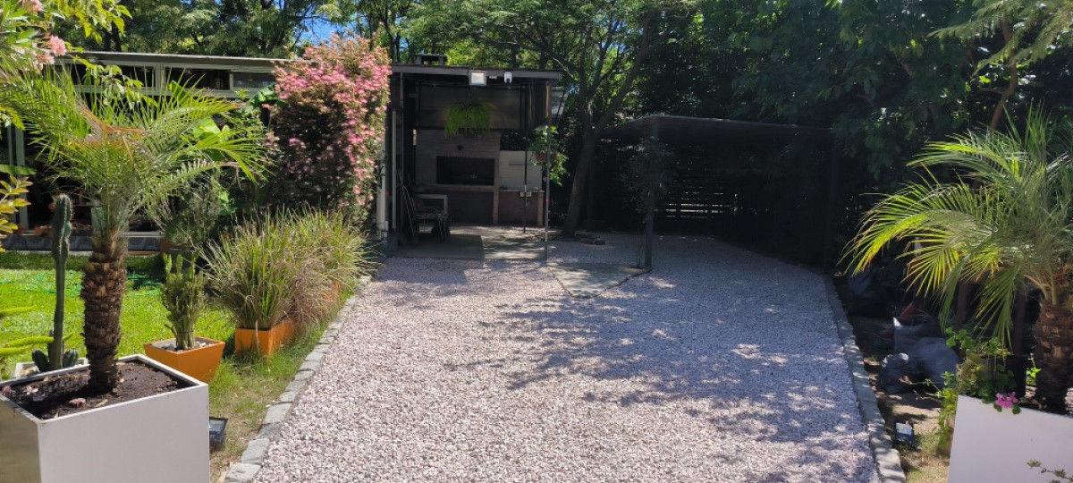 Casa ID.9028 - Venta Casa Gran Terreno 1 Dormitorio Piscina Parrillero En El Pinar