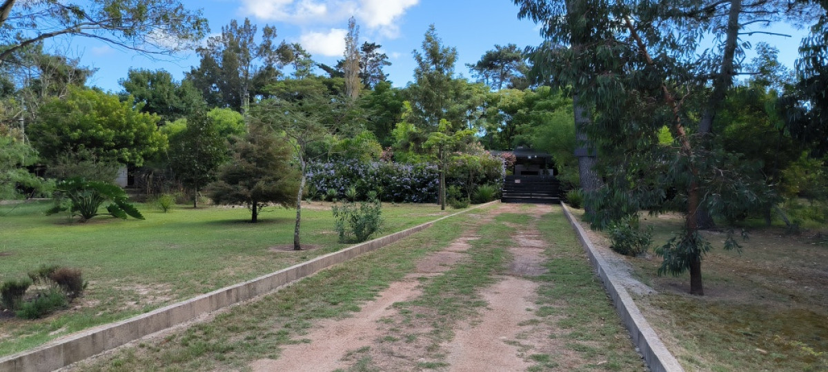 Casa ID.9053 - Venta Casa Gran Terreno 1 Dormitorio Piscina Parrillero En El Pinar