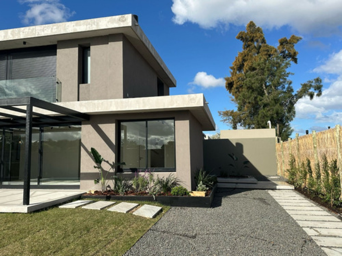 Casa ID.9065 - Hermosa Casa A Estrenar 3 Dorm Con Jardín Y Piscina En Carrasco Norte