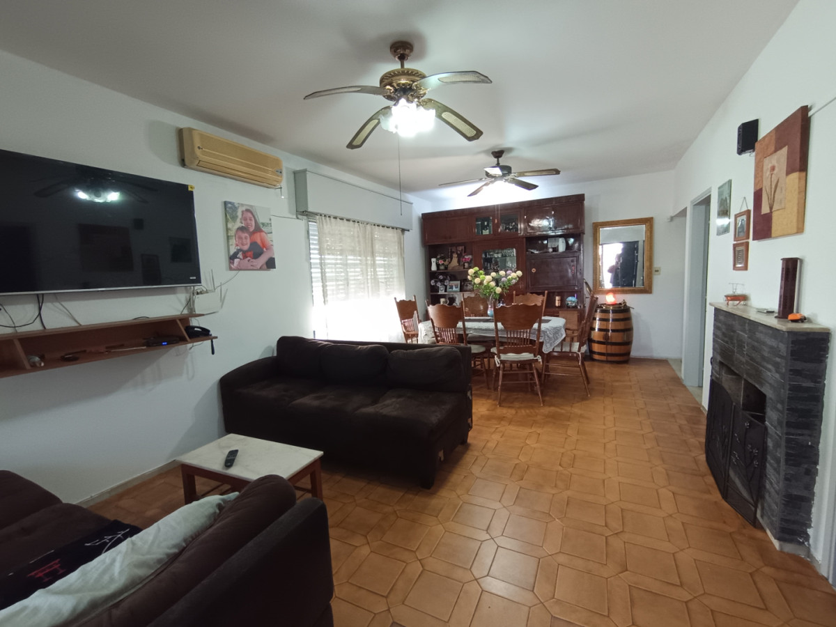 Casa ID.13104 - Venta Casa 3 Dormitorios Con Gran Terreno de 904 M2 Barbacoa Y Cochera Para 6 Autos En Belvedere