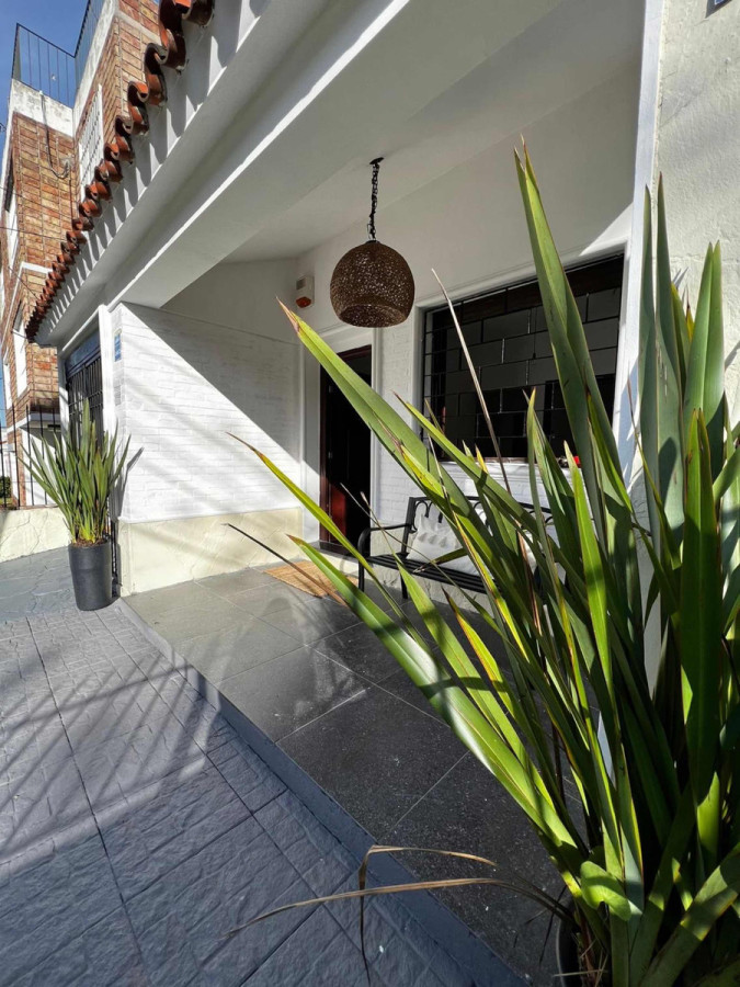 Casa ID.7327 - Hermosa Casa De 2 Dorm, Cochera, Parrillero, Barbacoa En Malvin