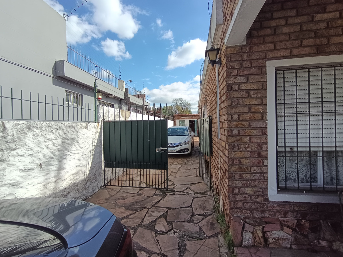 Casa ID.13104 - Venta Casa 3 Dormitorios Con Gran Terreno de 904 M2 Barbacoa Y Cochera Para 6 Autos En Belvedere