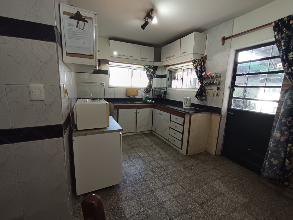 Casa ID.13104 - Venta Casa 3 Dormitorios Con Gran Terreno de 904 M2 Barbacoa Y Cochera Para 6 Autos En Belvedere