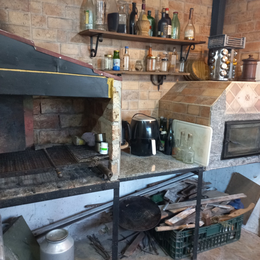 Casa ID.8307 - Casa Grande En Venta 2 Dormitorios Parrillero Garage Colon