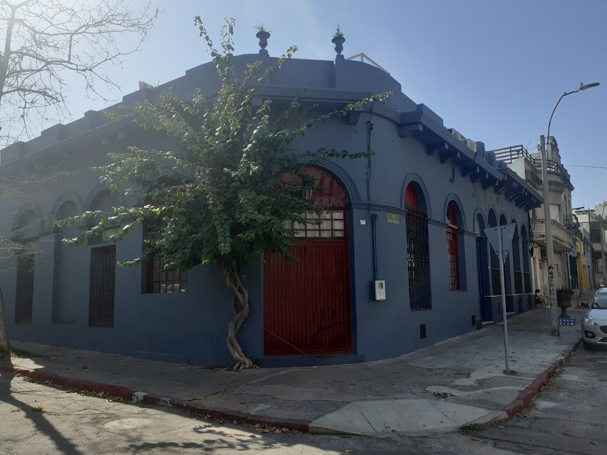 Casa ID.5451 - Venta Casa Esquina De Época Céntrica Montevideo 1 Dormitorio