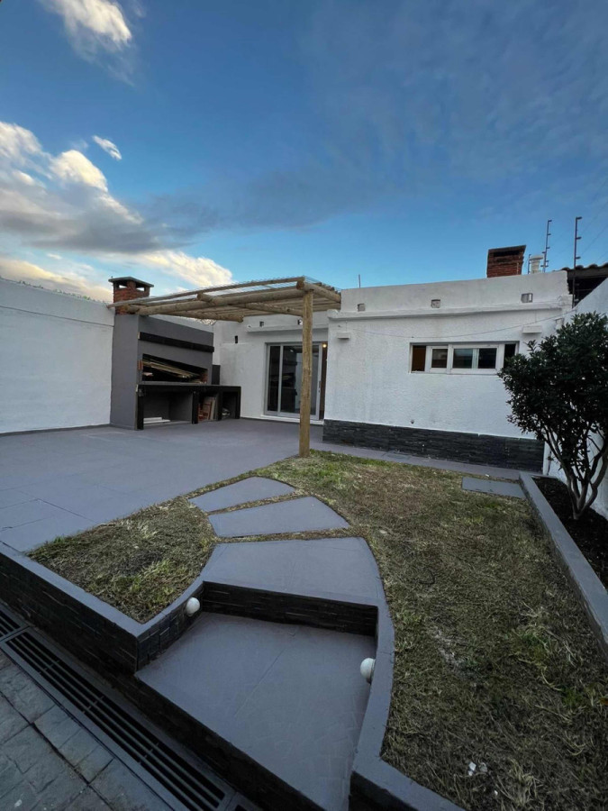 Casa ID.7327 - Hermosa Casa De 2 Dorm, Cochera, Parrillero, Barbacoa En Malvin