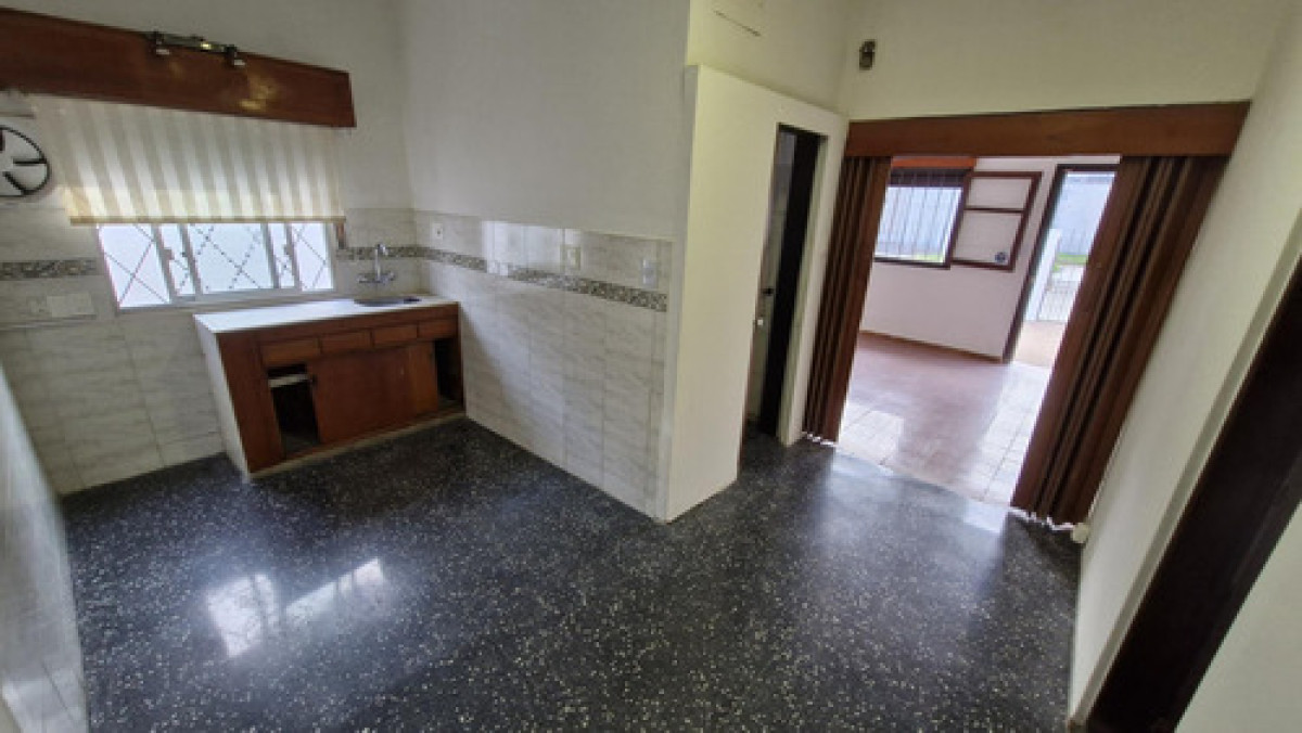 Casa ID.10713 - Alquiler Casa 2 Dormitorios Frente y Fondo En Parque Batlle