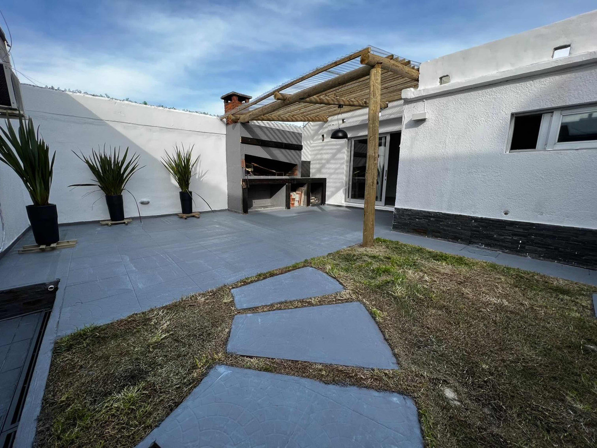 Casa ID.7327 - Hermosa Casa De 2 Dorm, Cochera, Parrillero, Barbacoa En Malvin