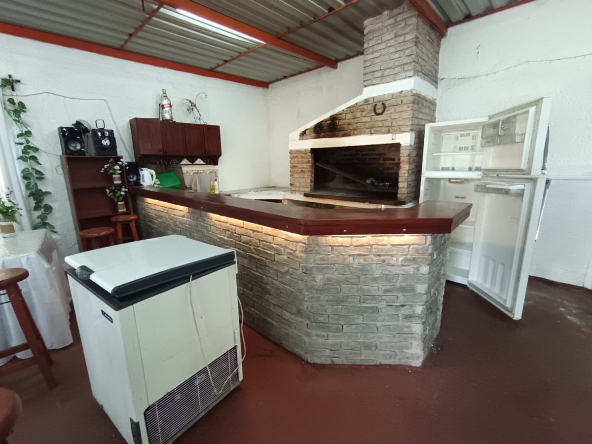 Casa ID.13104 - Venta Casa 3 Dormitorios Con Gran Terreno de 904 M2 Barbacoa Y Cochera Para 6 Autos En Belvedere
