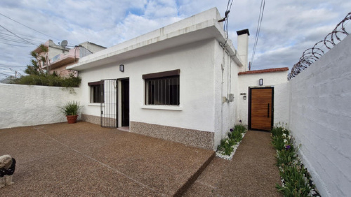 Casa ID.10713 - Alquiler Casa 2 Dormitorios Frente y Fondo En Parque Batlle
