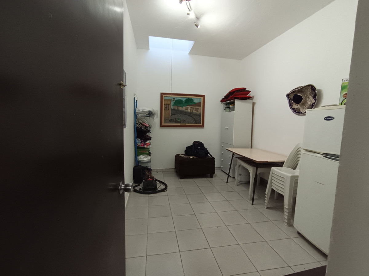 Casa ID.13104 - Venta Casa 3 Dormitorios Con Gran Terreno de 904 M2 Barbacoa Y Cochera Para 6 Autos En Belvedere