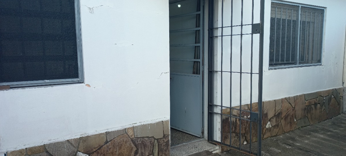 Casa ID.4758 - Venta Casa 2 Dormitorios Cochera 2 Autos Patio Peñarol Jardín