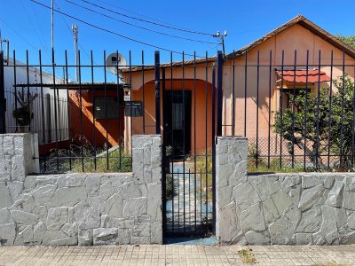 OPORTUNIDAD! HERMOSA CASA EN LA TEJA 3 DORMITORIOS Y COCHERA!