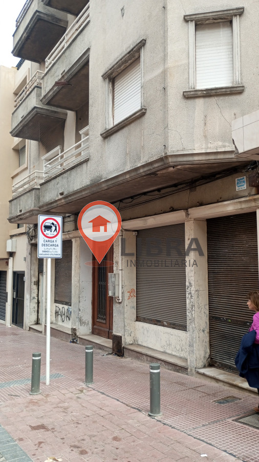 Local Comercial ID.6606 - Amplio Local En Ciudad Vieja Se Escuchan ofertas 