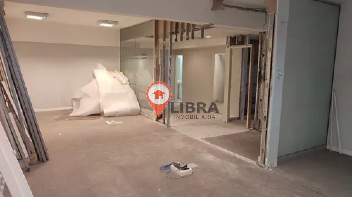 Local Comercial ID.942 - En Alquiler Oficina En Plaza Independencia Centro Excelente Punto
