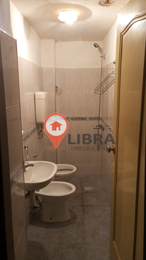 Local Comercial ID.6606 - Amplio Local En Ciudad Vieja Se Escuchan ofertas 
