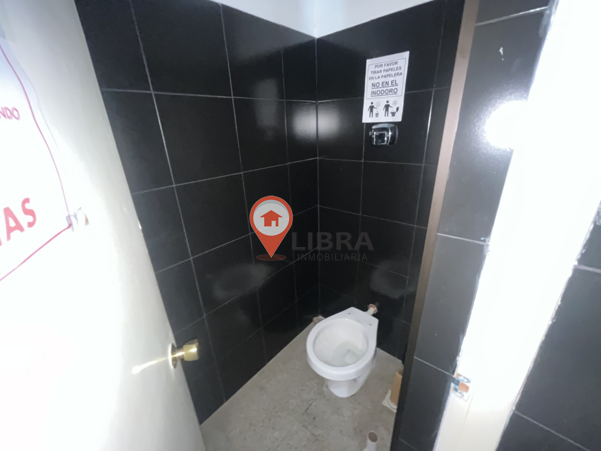 Local Comercial ID.4909 - Alquiler Gran Local Comercial 3 Pisos Centro Con Depósito