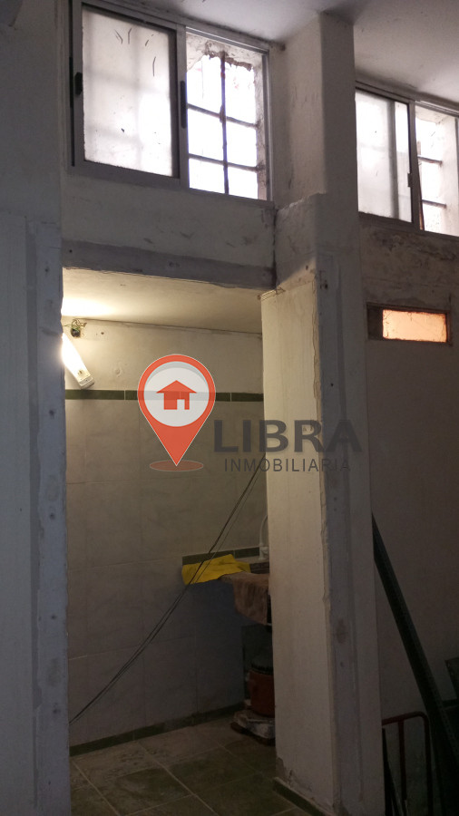 Local Comercial ID.6606 - Amplio Local En Ciudad Vieja Se Escuchan ofertas 