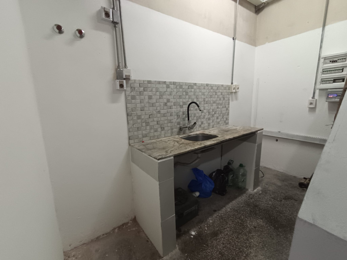 Local Comercial ID.12925 - Alquiler De Local Comercial Excelente Ubicación Sin Gastos Comunes En Tres Cruces