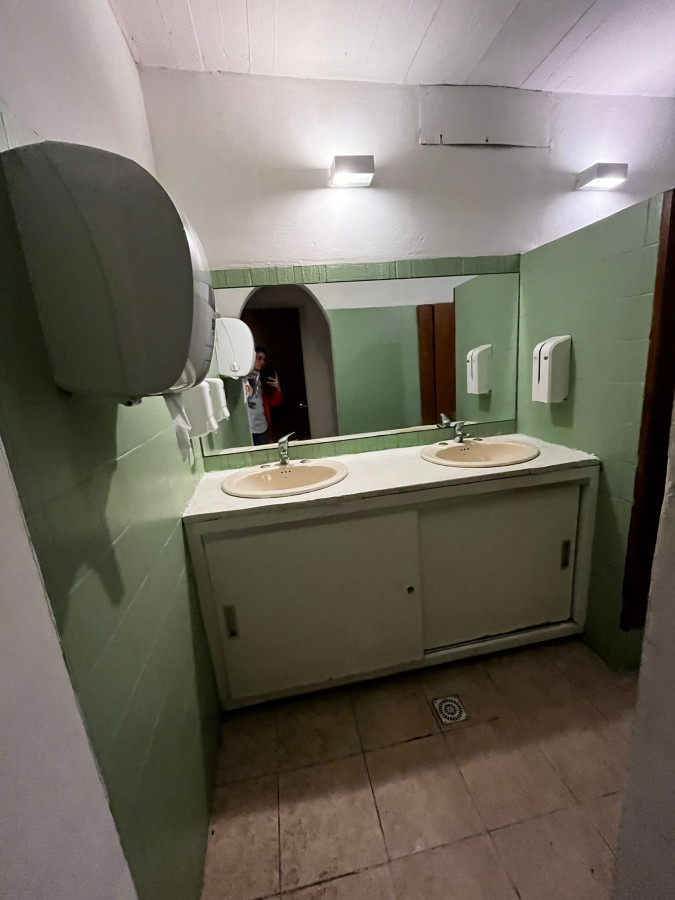 Local Comercial ID.11322 - Alquiler De Local Comercial Con Baño Impecable En Ciudad Vieja