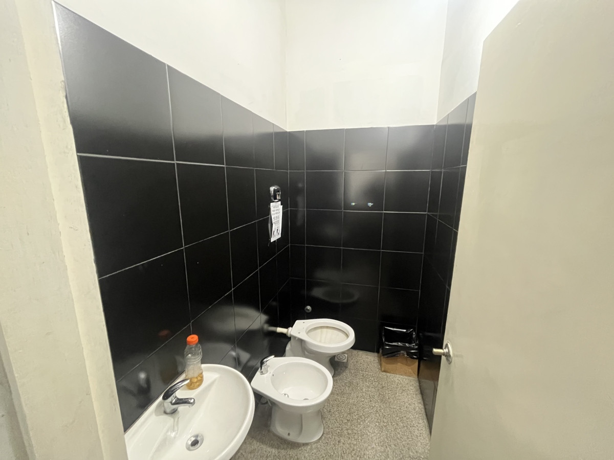 Local Comercial ID.4894 - Alquiler Gran Local Comercial 3 Pisos Pleno Centro Depósito