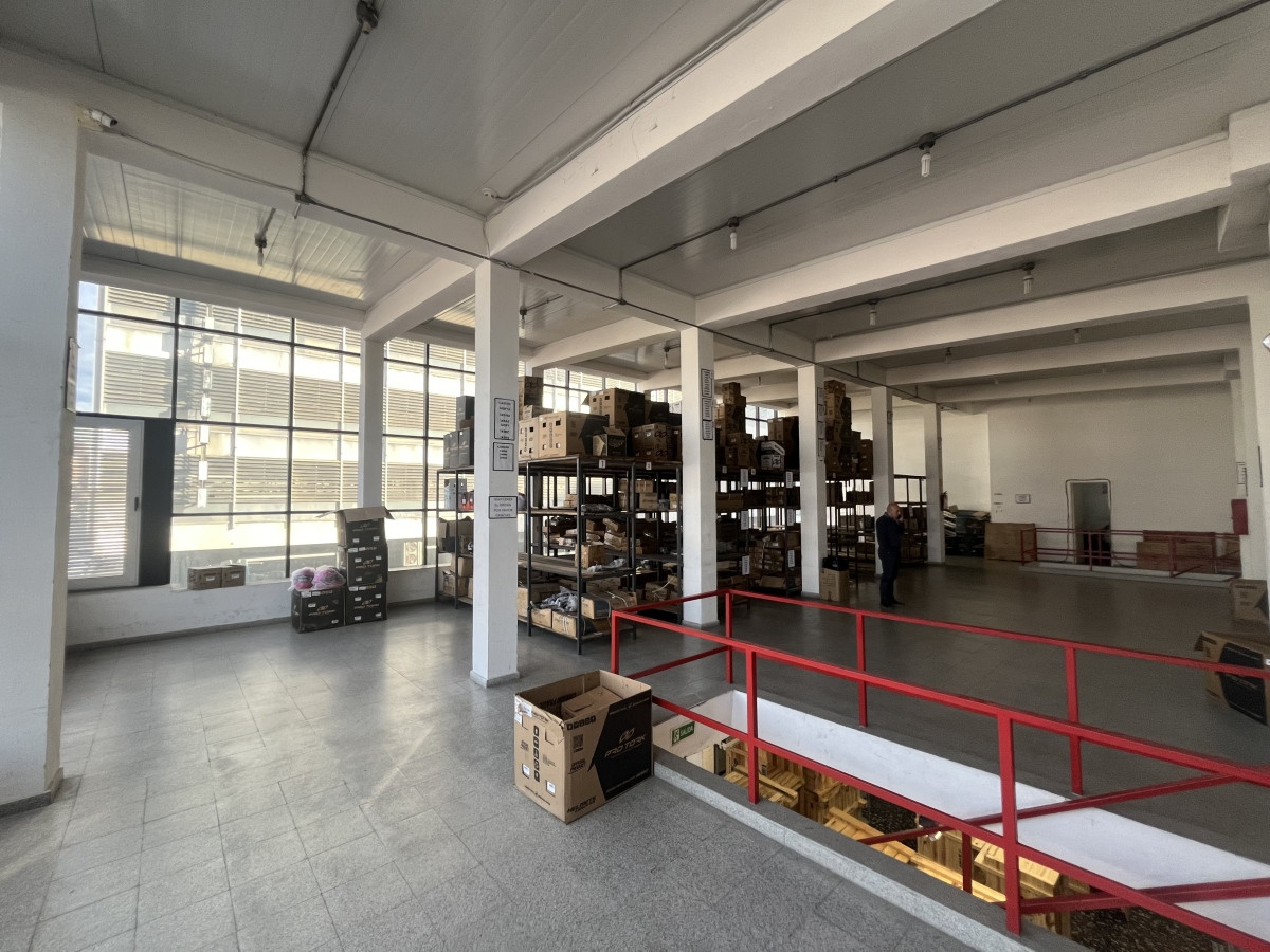 Local Comercial ID.4894 - Alquiler Gran Local Comercial 3 Pisos Pleno Centro Depósito