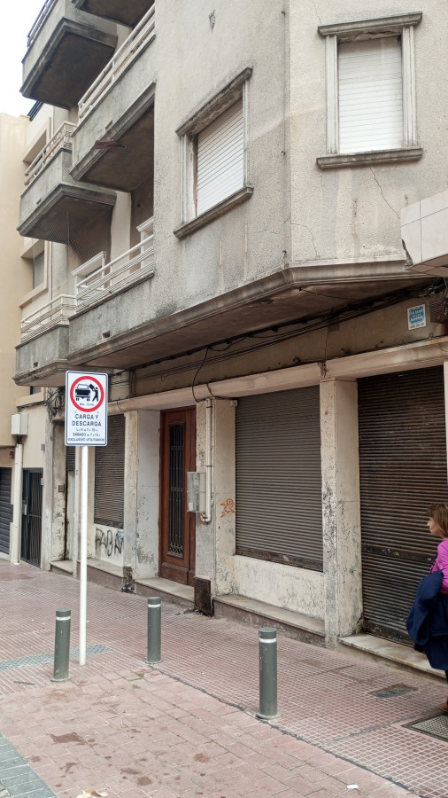 Local Comercial ID.6627 - Alquiler De Local 220m2 Al Frente 2 Baños En Ciudad Vieja