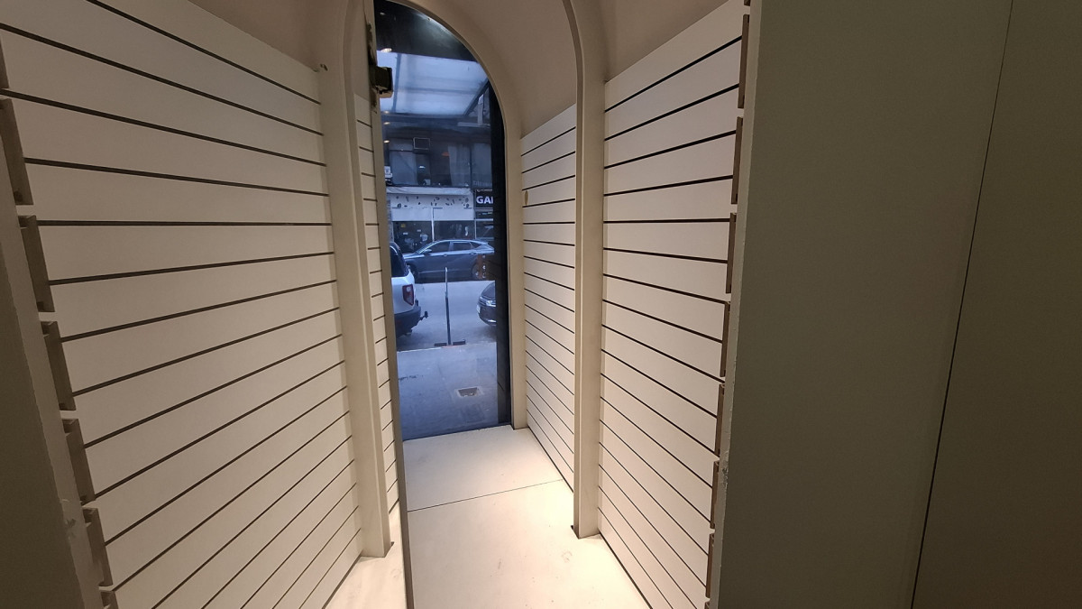 Local Comercial ID.13030 - Alquiler De Local Comercial Al Frente Excelente Ubicación Sin Gastos Comunes En Centro