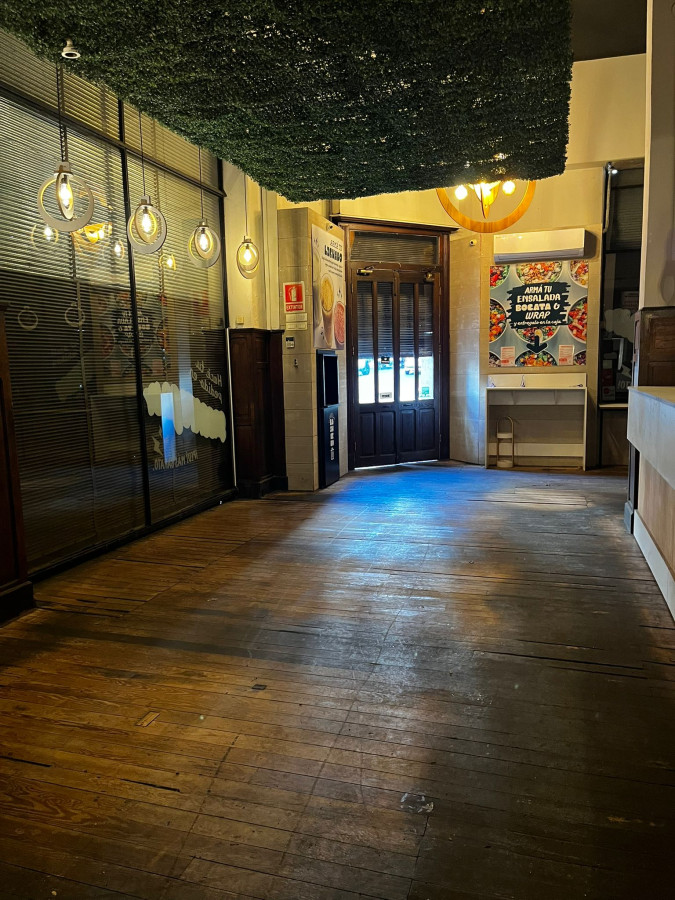 Local Comercial ID.11322 - Alquiler De Local Comercial Con Baño Impecable En Ciudad Vieja