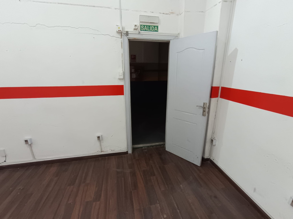 Local Comercial ID.12925 - Alquiler De Local Comercial Excelente Ubicación Sin Gastos Comunes En Tres Cruces