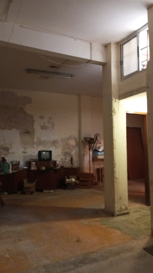 Local Comercial ID.6606 - Amplio Local En Ciudad Vieja Se Escuchan ofertas 