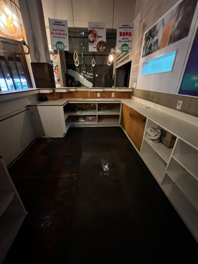 Local Comercial ID.11322 - Alquiler De Local Comercial Con Baño Impecable En Ciudad Vieja