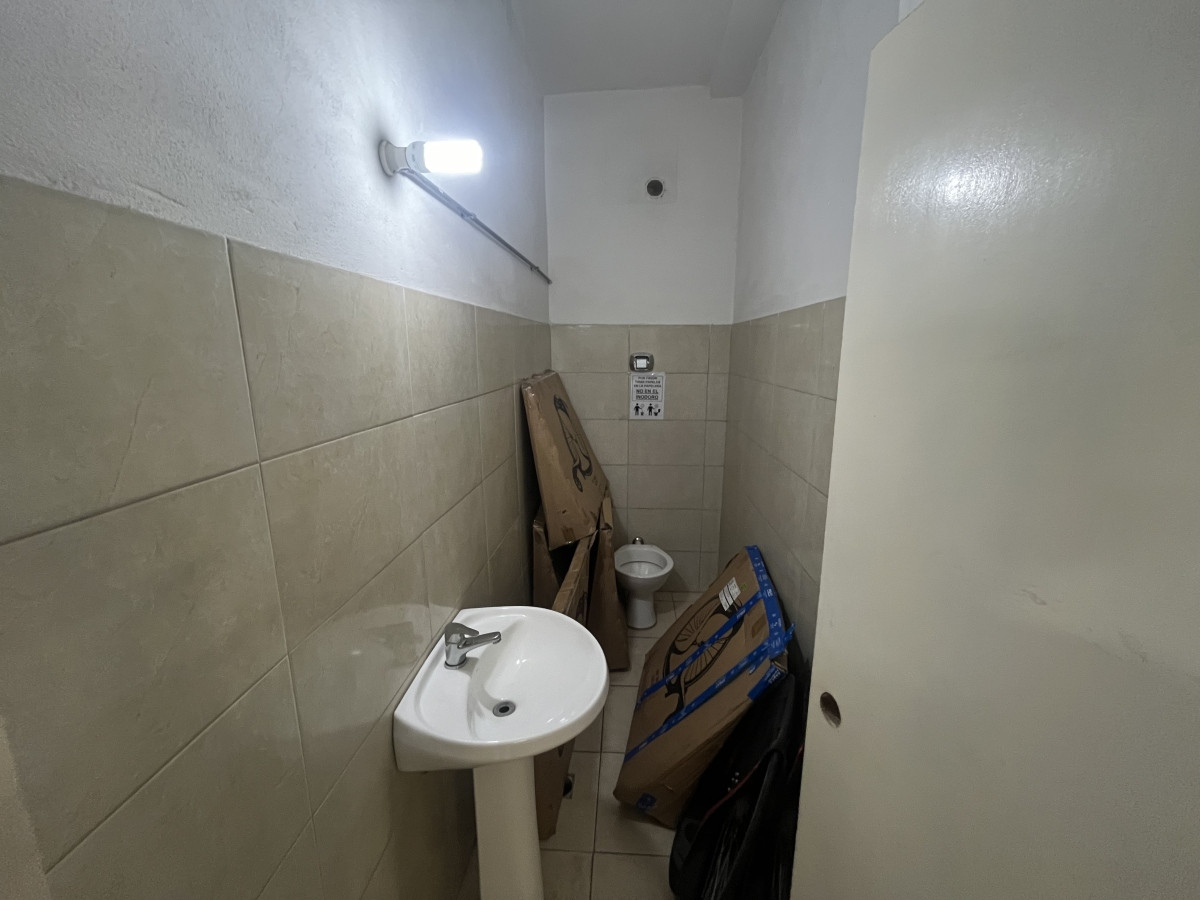 Local Comercial ID.4894 - Alquiler Gran Local Comercial 3 Pisos Pleno Centro Depósito