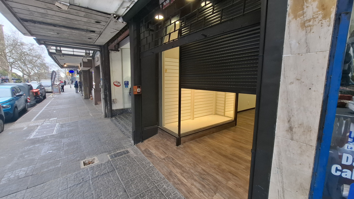 Local Comercial ID.13030 - Alquiler De Local Comercial Al Frente Excelente Ubicación Sin Gastos Comunes En Centro