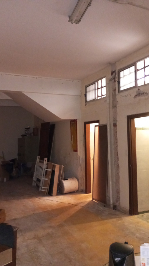 Local Comercial ID.6606 - Amplio Local En Ciudad Vieja Se Escuchan ofertas 