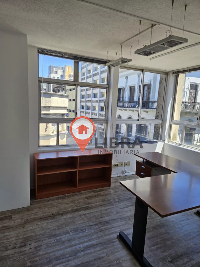 Oficina ID.7512 - Alquiler Amplia Oficina A Nuevo Con 5 Privados Ciudad Vieja
