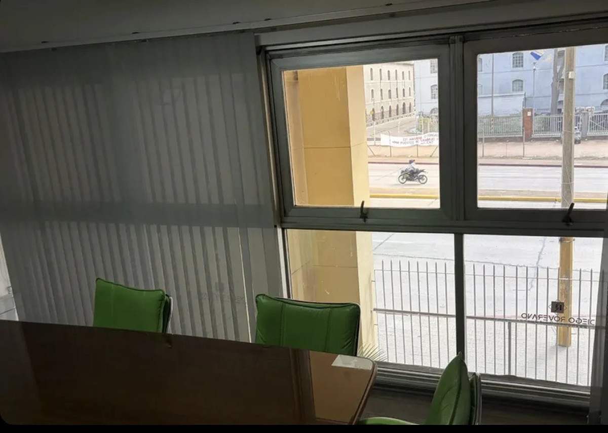 Oficina ID.13297 - Traspaso Alquiler Oficina Amoblada 1 Baño Frente Al Puerto En Ciudad Vieja