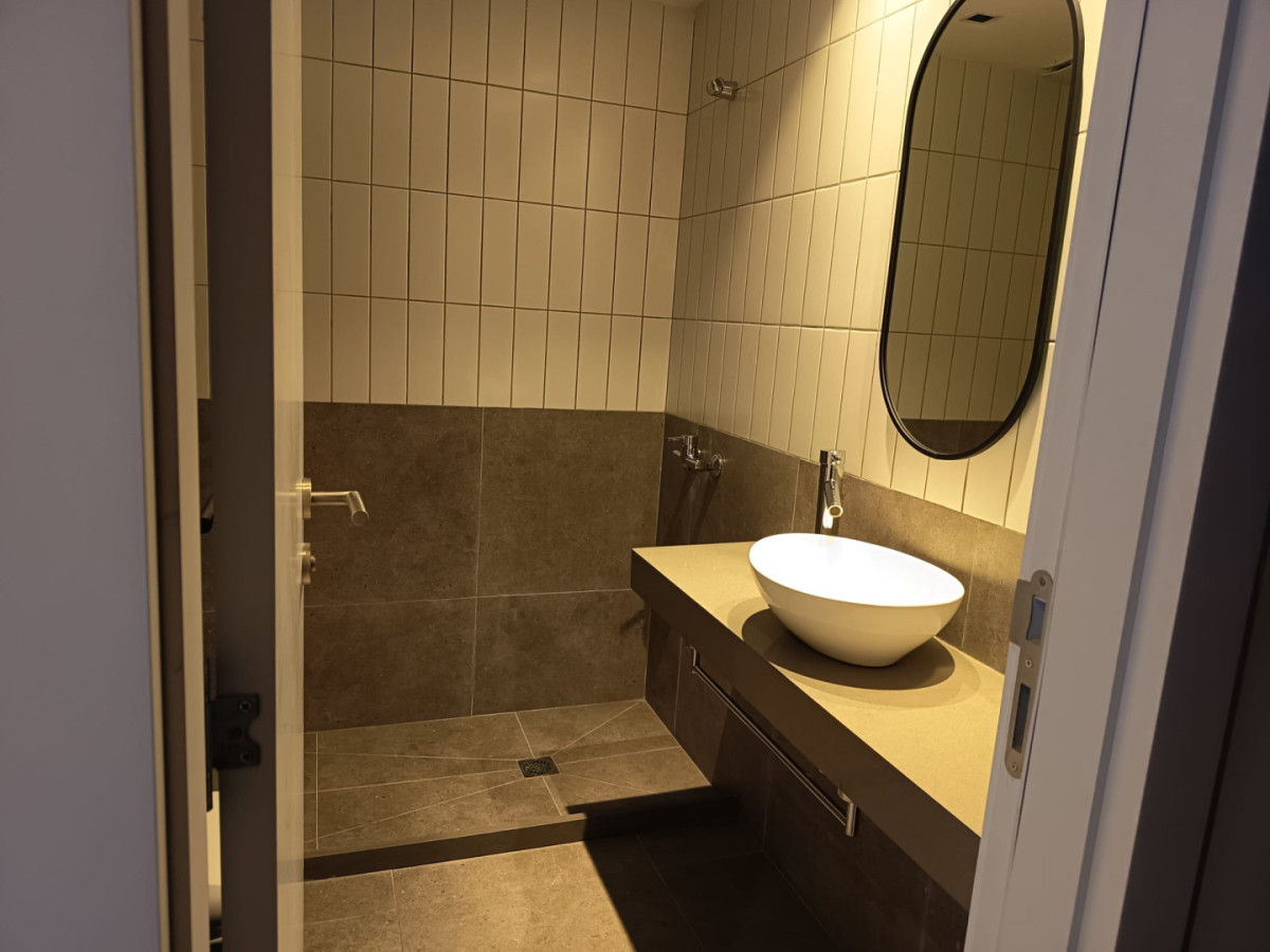 Oficina ID.12818 - Alquiler Oficina En Centro Patio Exclusivo Y Muebles Luminoso