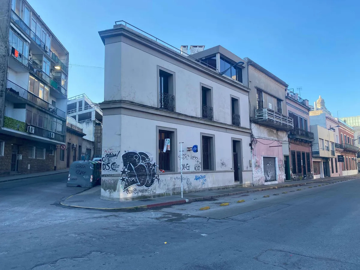Oficina ID.10500 - Alquiler Oficina Planta Baja Y 2 Pisos En Ciudad Vieja