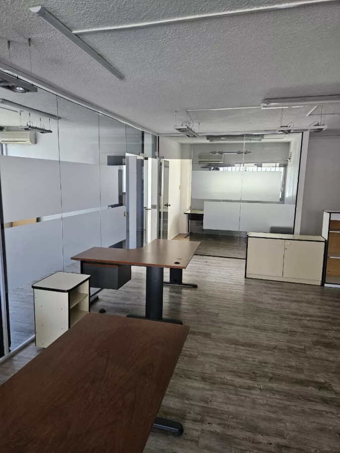 Oficina ID.7512 - Alquiler Amplia Oficina A Nuevo Con 5 Privados Ciudad Vieja