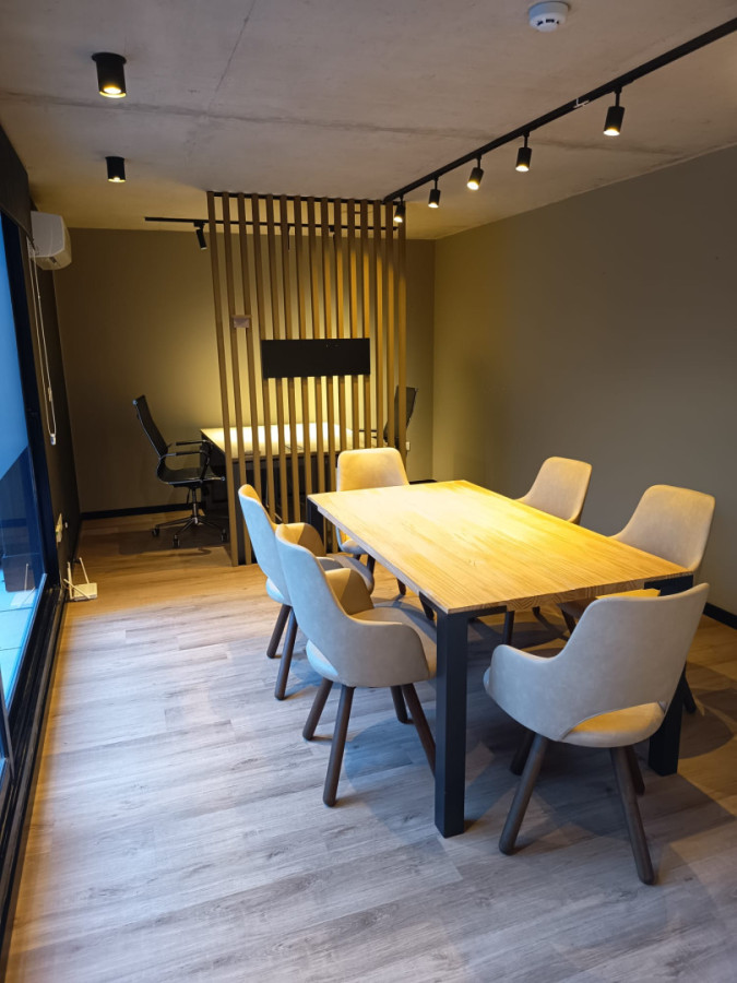 Oficina ID.12818 - Alquiler Oficina En Centro Patio Exclusivo Y Muebles Luminoso