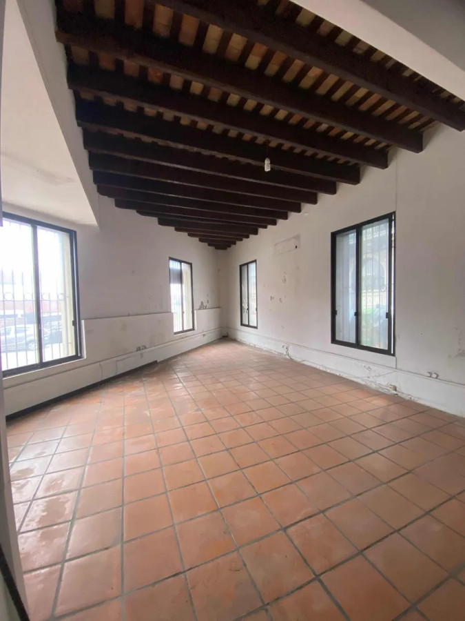 Oficina ID.10500 - Alquiler Oficina Planta Baja Y 2 Pisos En Ciudad Vieja