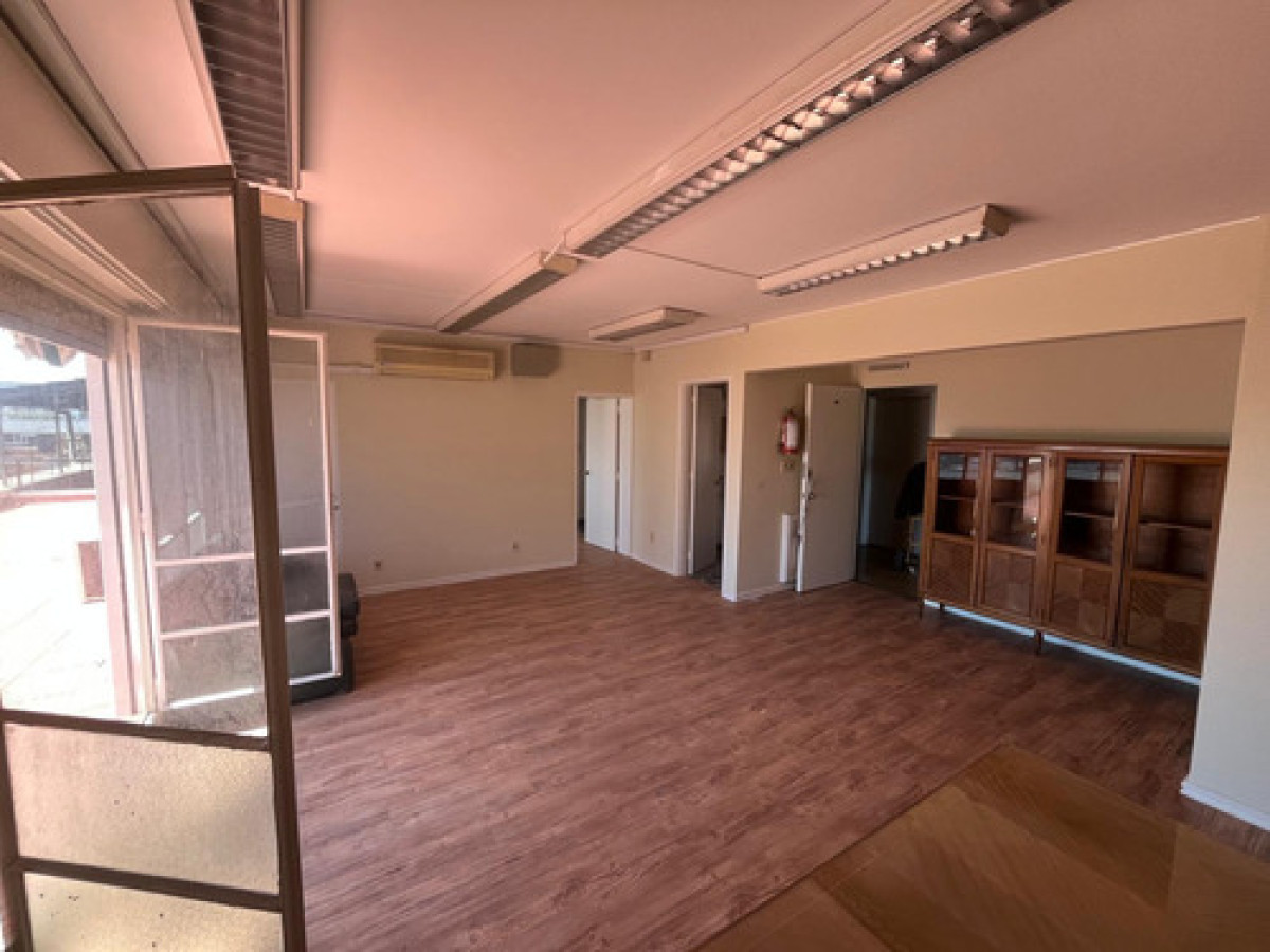 Oficina ID.11744 - Alquiler De Oficina Amplia Con Balcón En Ciudad Vieja 