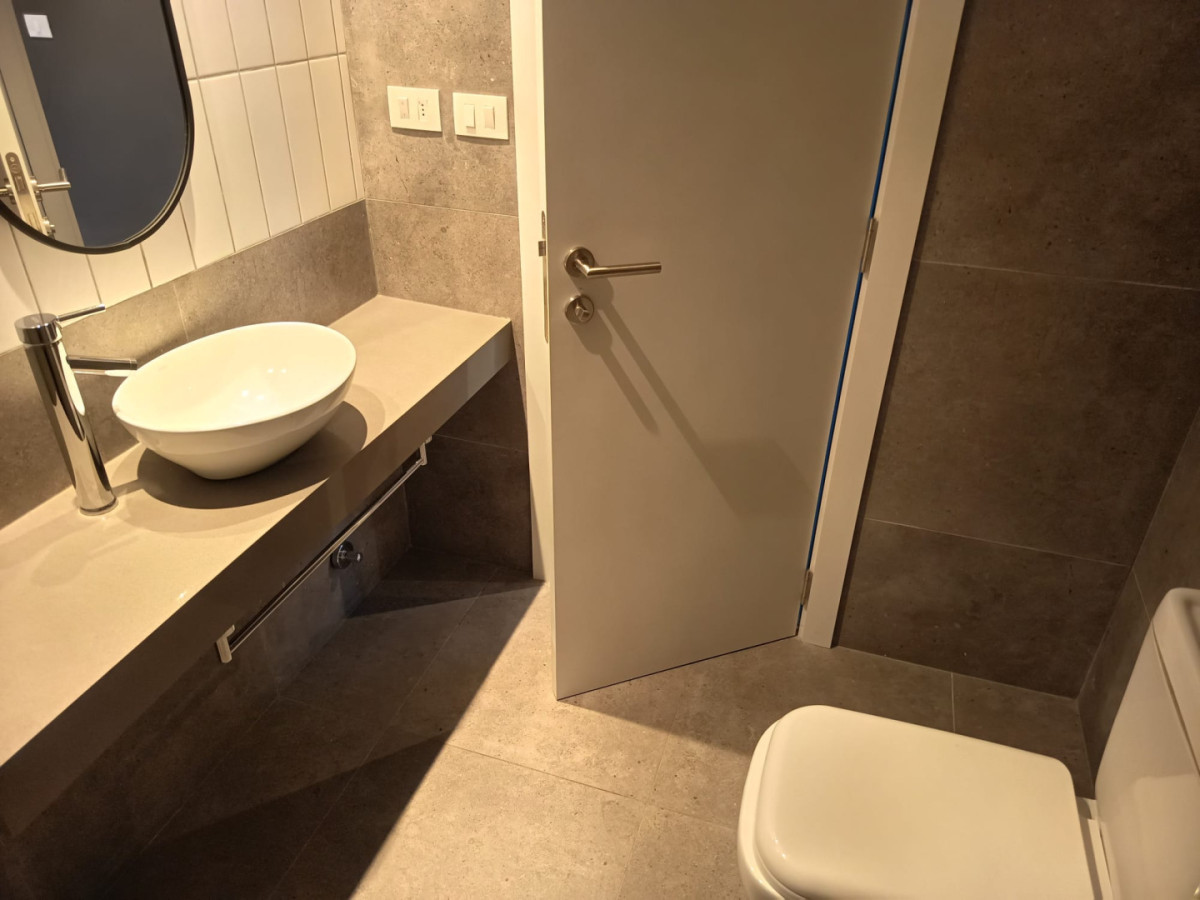 Oficina ID.12818 - Alquiler Oficina En Centro Patio Exclusivo Y Muebles Luminoso