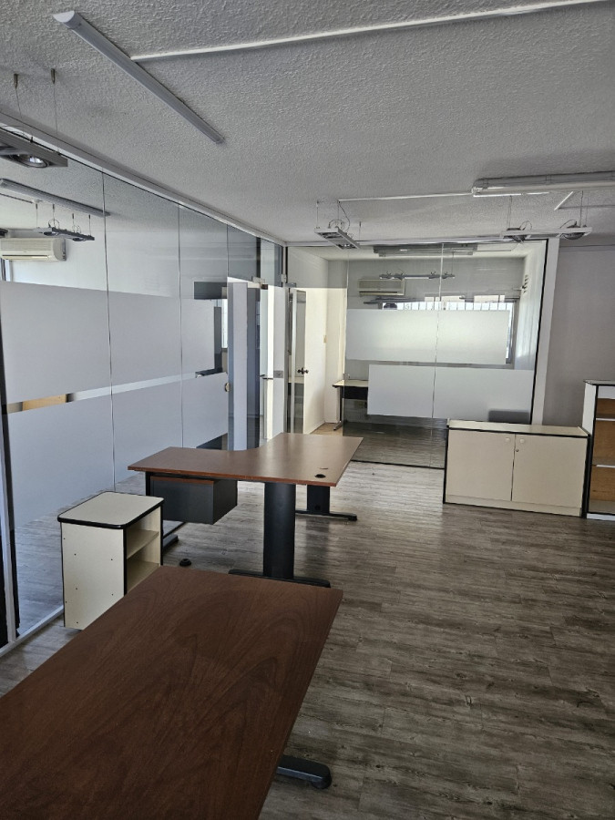 Oficina ID.7512 - Alquiler Amplia Oficina A Nuevo Con 5 Privados Ciudad Vieja